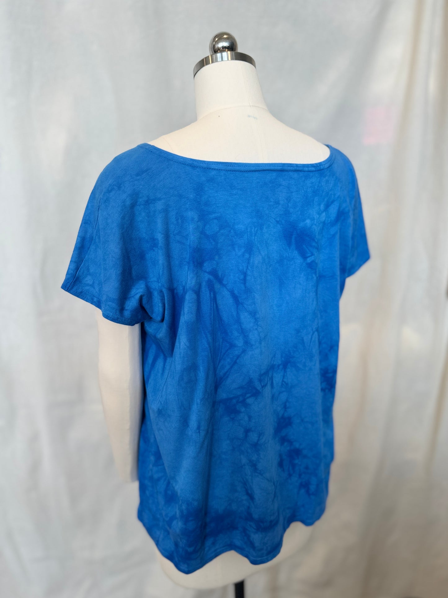 ELLIE TOP in Blue Poppy Varigieted