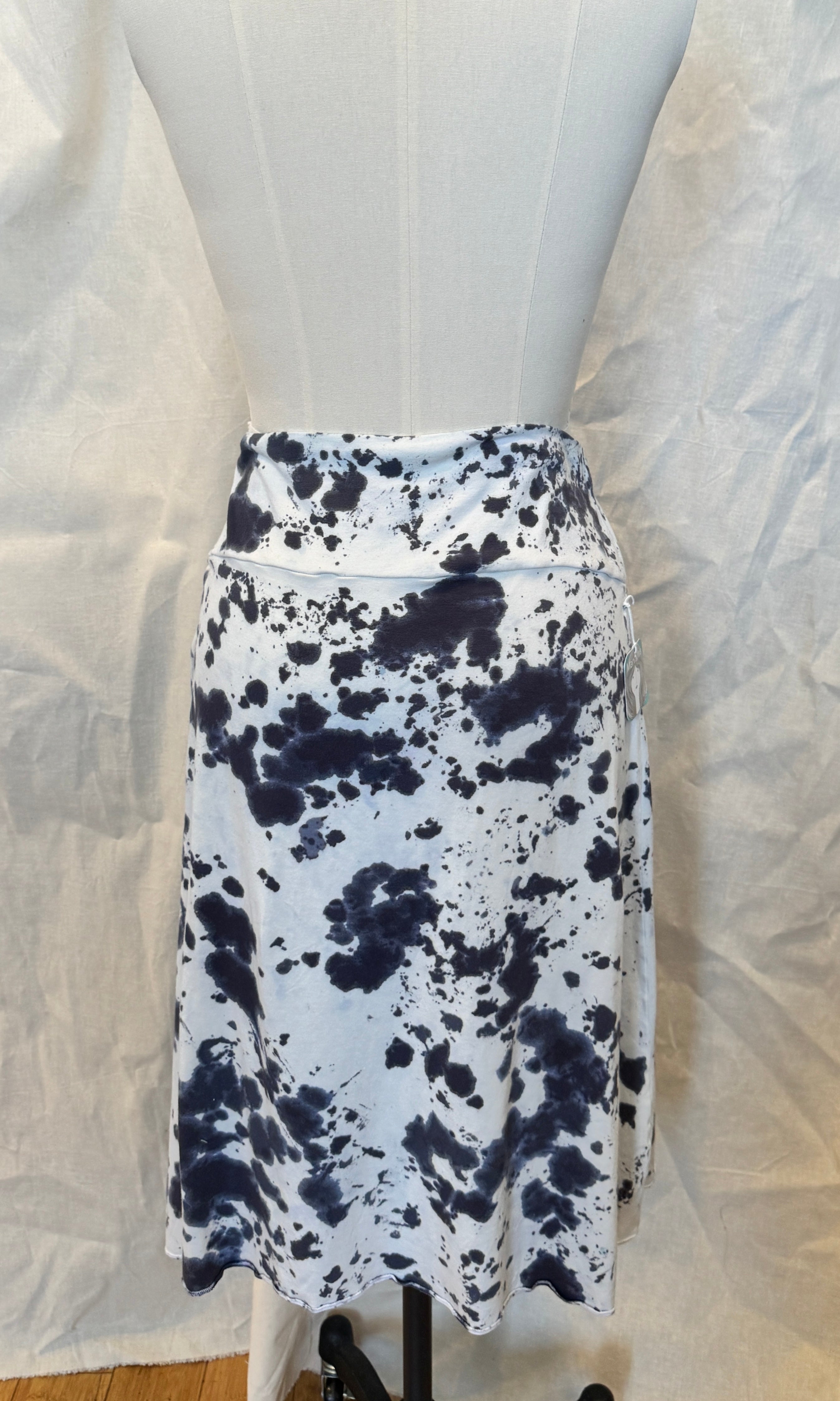 Knee Length Skirt in Dark Blue Cowser